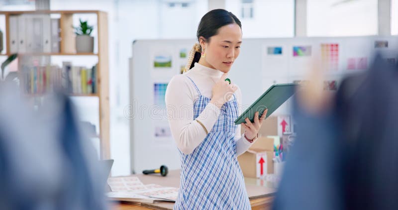 Mode tablette et jeune femme avec startup business check site internet en ligne. vente numérique clips vidéos
