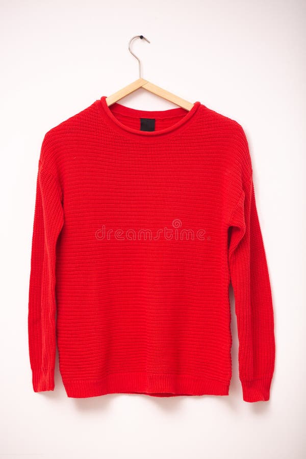 Mode und Kleidungskonzept Rote gestrickte warme Strickjacke der Frau auf Aufhängern gegen weißen Hintergrund Vertikaler Schuss lizenzfreies stockfoto Mode und Kleidungskonzept Rote gestrickte warme Strickjacke der Frau auf Aufhängern gegen weißen Hintergrund Vertikaler Schuss lizenzfreies stockfoto