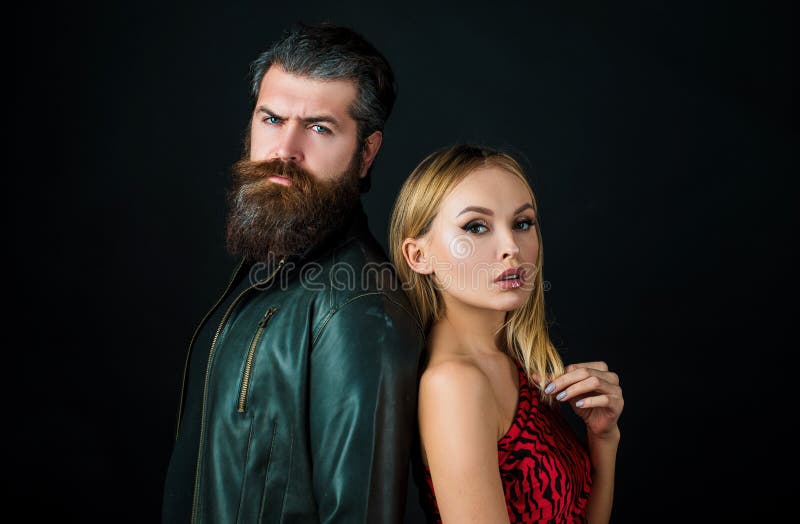 Modeflicka och kille i utloppskläder som står på svart bakgrund. trendig stil. fotografering för bildbyråer