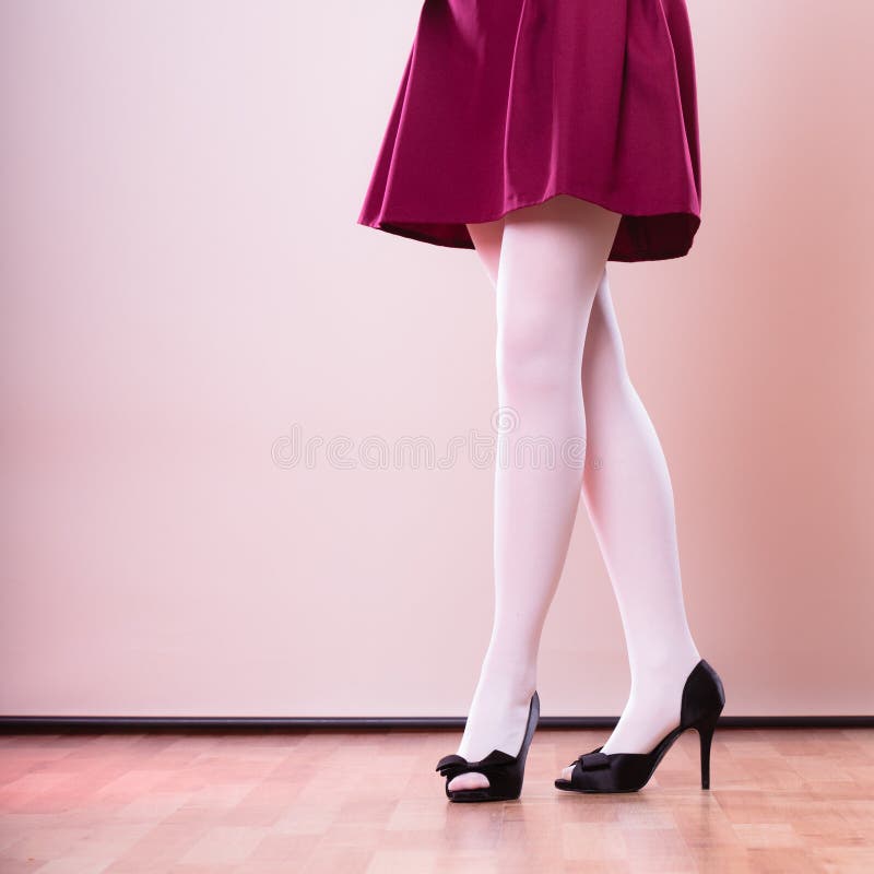 Modefrauenbeine in der weißen Strumpfhose stockbilder