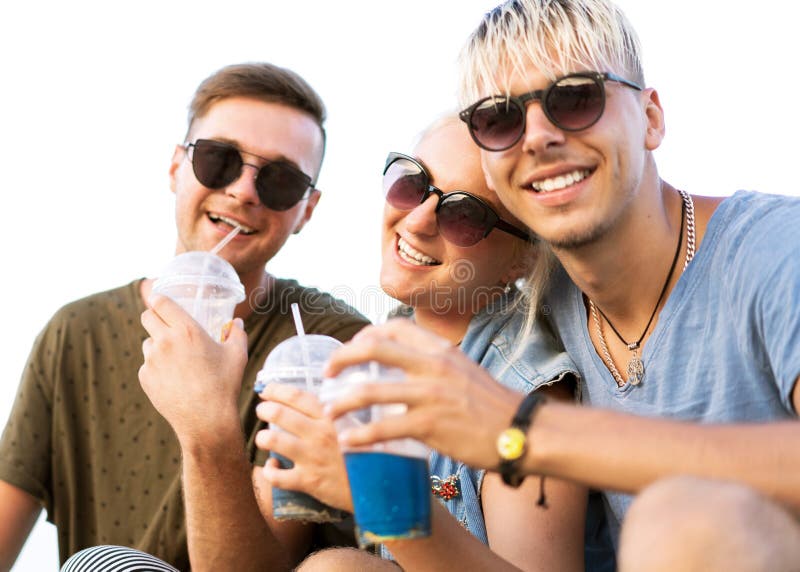 Modegrabbar vilar på stranden med coctailar i sunglass arkivbild Modegrabbar vilar på stranden med coctailar i sunglass arkivbild