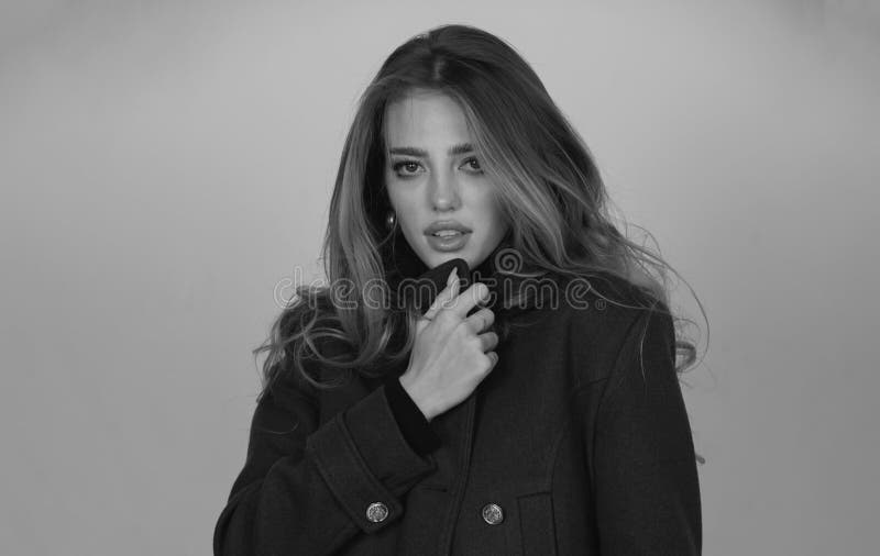 Modehona. ung glammkvinna med stilfull modeklänning. modemodell i studio. royaltyfri fotografi