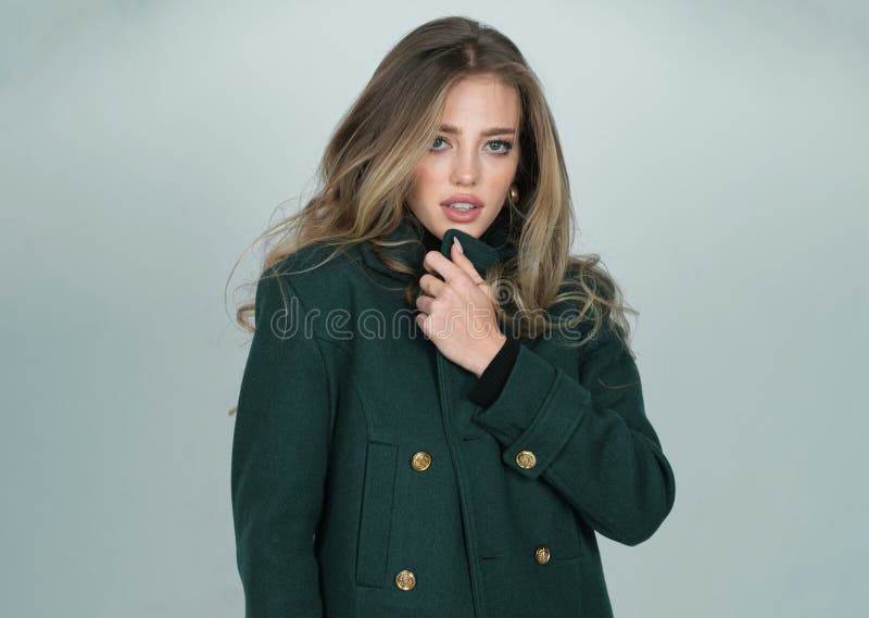 Modehona. ung glammkvinna med stilfull modeklänning. modemodell i studio. royaltyfria bilder