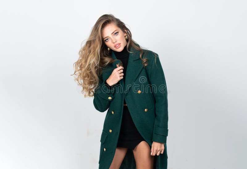 Modehona. Ytlig modeporträtt hos unga eleganta kvinnor i studio. Modeller vacker ung kvinna som royaltyfri fotografi