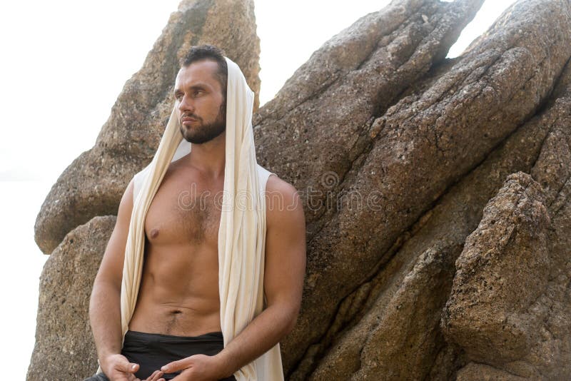 Modekille på stranden vid solnedgången royaltyfri foto