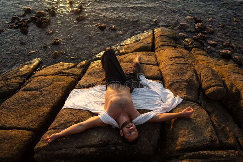Modekille på stranden vid solnedgången arkivfoto
