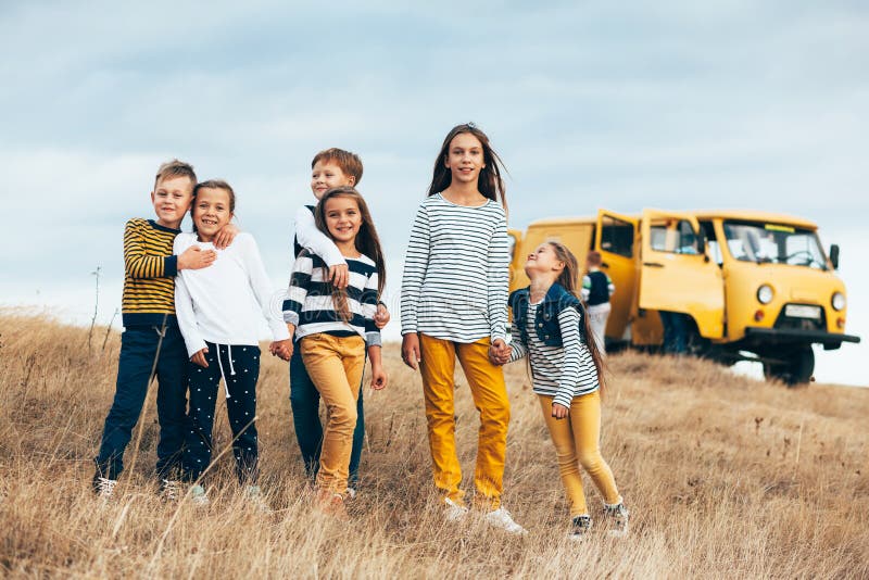 Modekinder auf dem Herbstgebiet stockfotografie Modekinder auf dem Herbstgebiet stockfotografie
