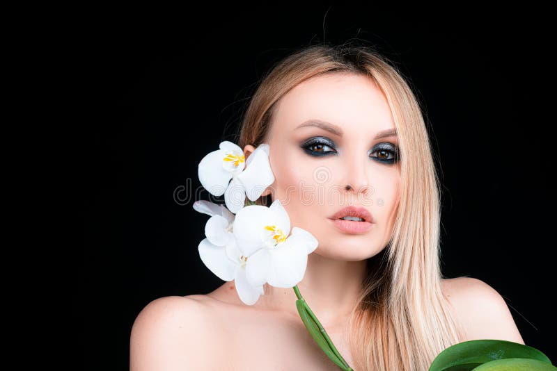 Modekonst av en vacker kvinna. modern ung kvinna. porträtt av en fantastisk modeung kvinna. elegant dam royaltyfri fotografi