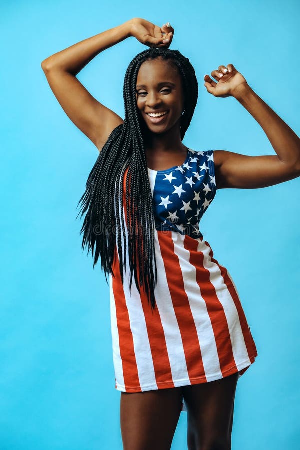 Model american fericit în statele unite ale Americii rochie drapel pe fond albastru royalty free stock images