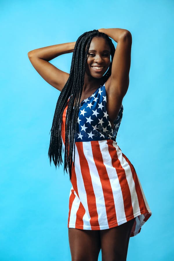 Model american fericit în statele unite ale Americii rochie drapel pe fond albastru stock image