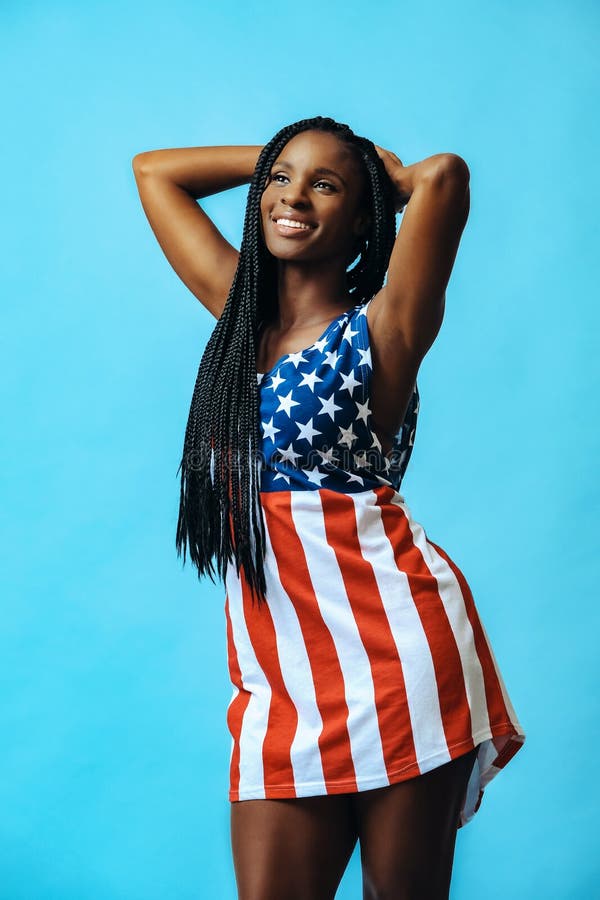 Model american superb în Statele Unite ale Americii pentru drapelul albastru. Model american superb în Statele Unite ale Americii rochie de pavilion pe fundal albastru portret