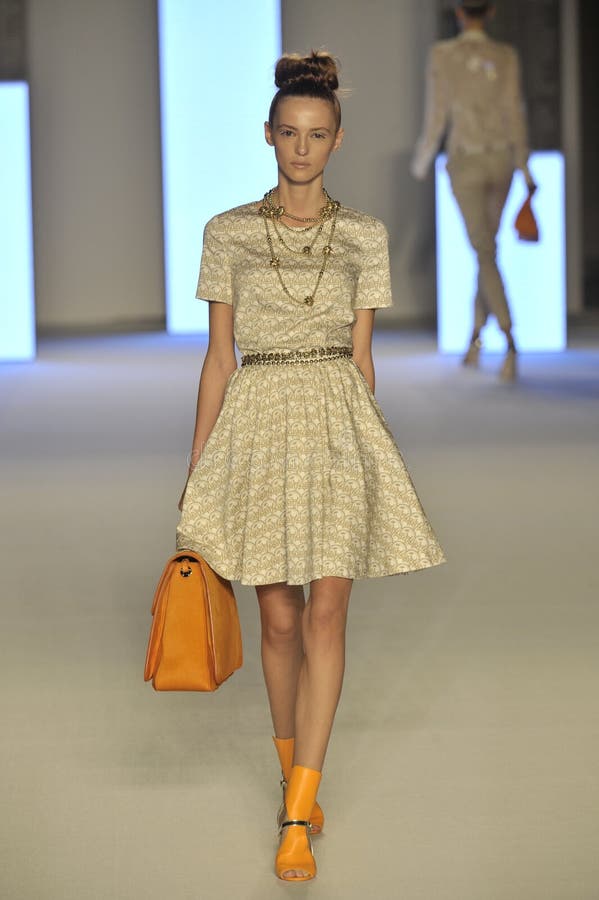 Model chodzi pas startowego podczas Aigner przedstawienia jako część Mediolański moda tydzień obrazy stock