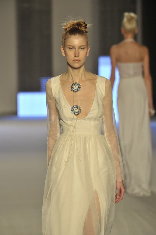 Model chodzi pas startowego podczas Aigner przedstawienia jako część Mediolański moda tydzień obraz stock