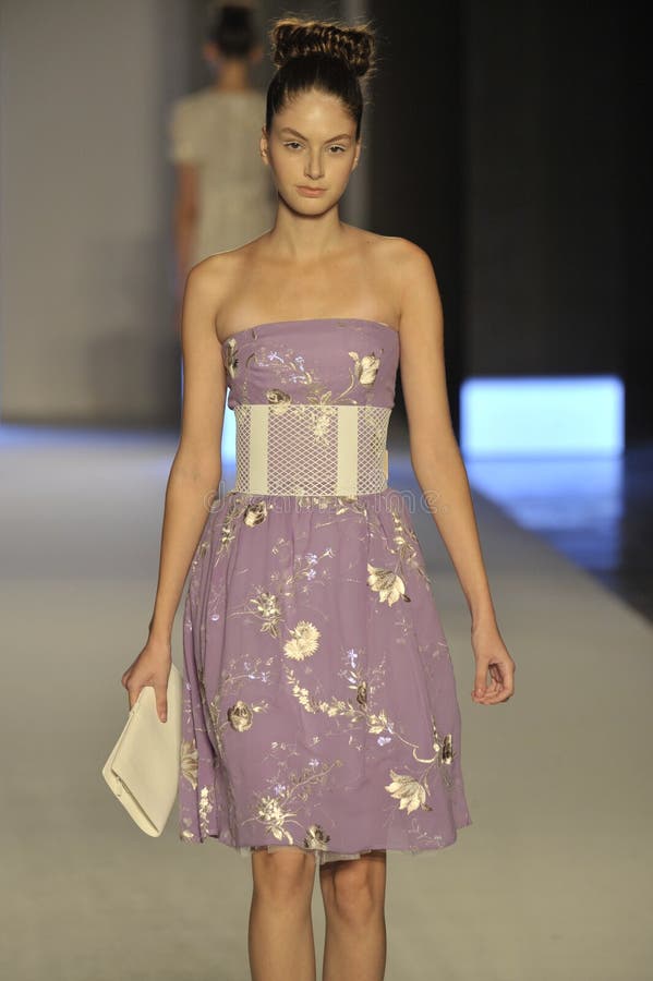 Model chodzi pas startowego podczas Aigner przedstawienia jako część Mediolański moda tydzień fotografia stock