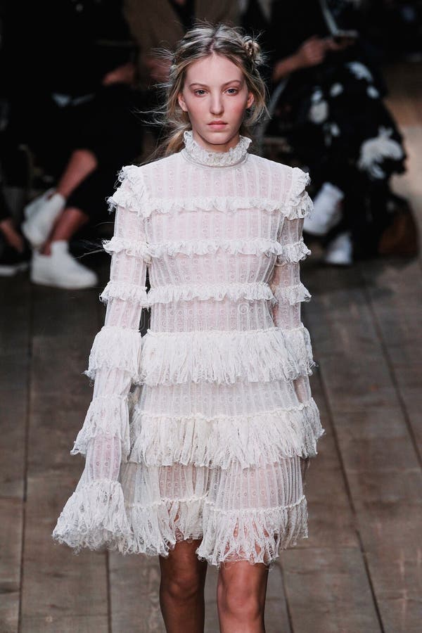 Model chodzi pas startowego podczas Aleksander McQueen przedstawienia zdjęcia stock