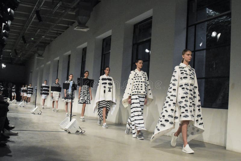 Model chodzi pas startowego podczas Anrealage przedstawienia jako część Paryskiego moda tygodnia obrazy royalty free