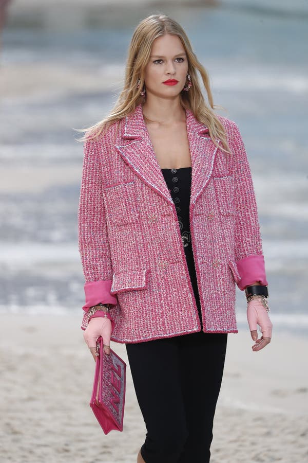 Model chodzi pas startowego podczas Chanel przedstawienia jako część moda tygodnia Womenswear wiosny, lata 2019 Paryskich/ zdjęcie stock