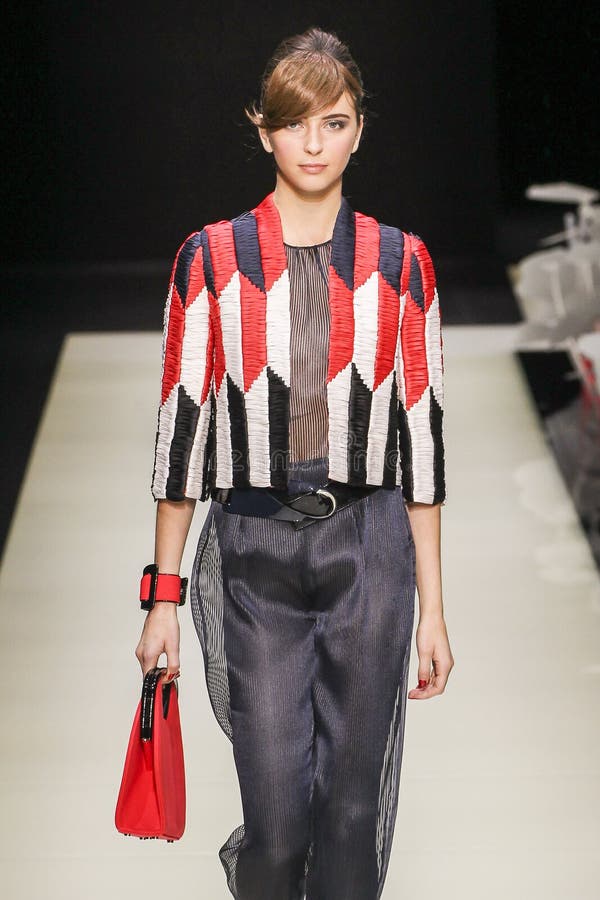 MEDIOLAN WŁOCHY, WRZESIEŃ, - 28: Model chodzi pas startowego podczas Giorgio Armani pokazu mody jako część Mediolańskiej moda tygodnia wiosny, lata/2016 na Wrześniu 28, 2015 w Mediolan, Włochy