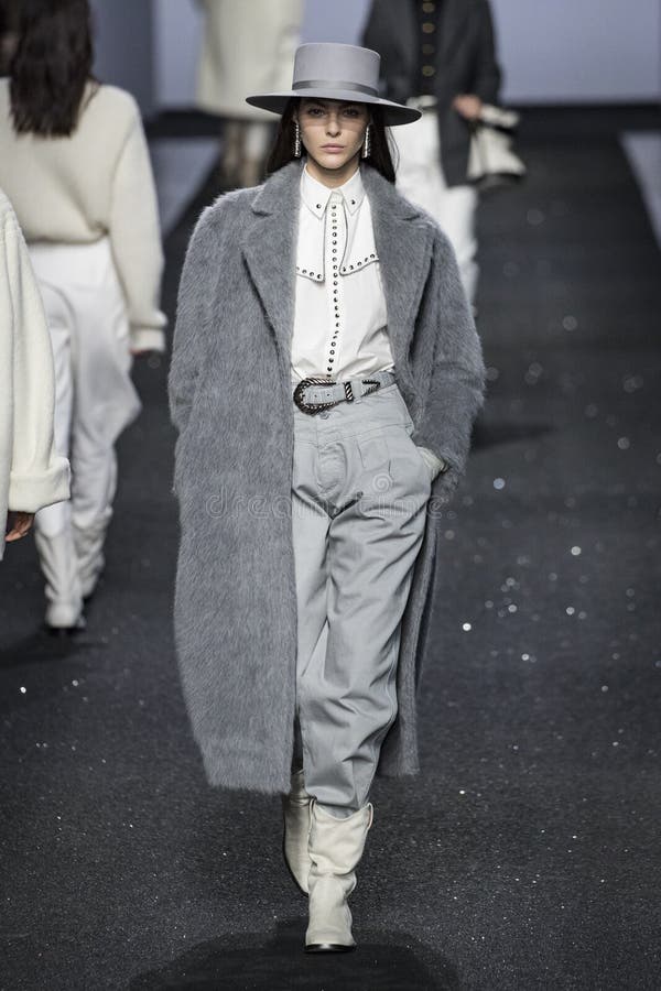 Model chodzi pas startowego przy Alberta Ferretti przedstawieniem przy Mediolańską moda tygodnia jesienią, zimą/2019/20 fotografia stock