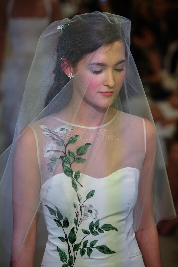 Model chodzi pas startowego przy Carolina Herrera wiosny, lato pasa startowego 2016 przedstawieniem Bridal/ zdjęcia stock