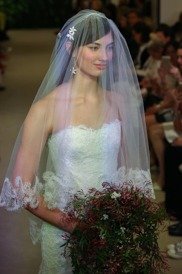 Model chodzi pas startowego przy Carolina Herrera wiosny, lato pasa startowego 2016 przedstawieniem Bridal/ zdjęcia royalty free