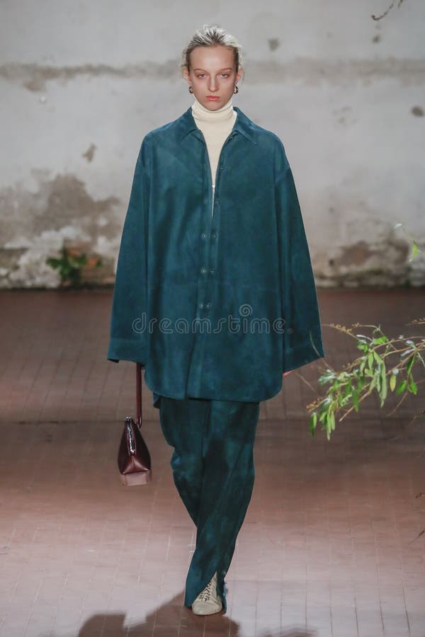 Model chodzi pas startowego przy Jil Sander przedstawieniem przy Mediolańską moda tygodnia jesienią, zimą/2019/20 obraz stock