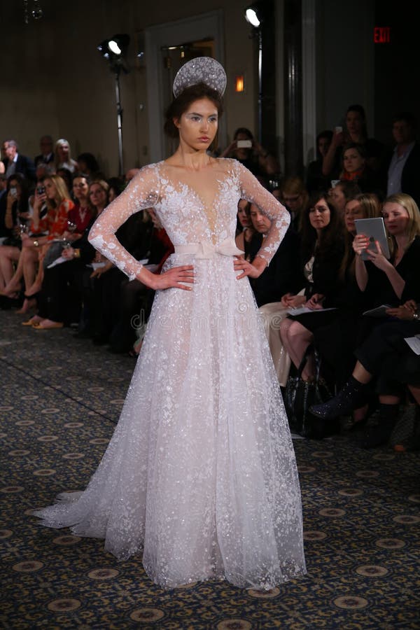 Model chodzi pas startowego przy Mira Zwillinger wiosny 2015 Bridal inkasowym przedstawieniem obrazy stock