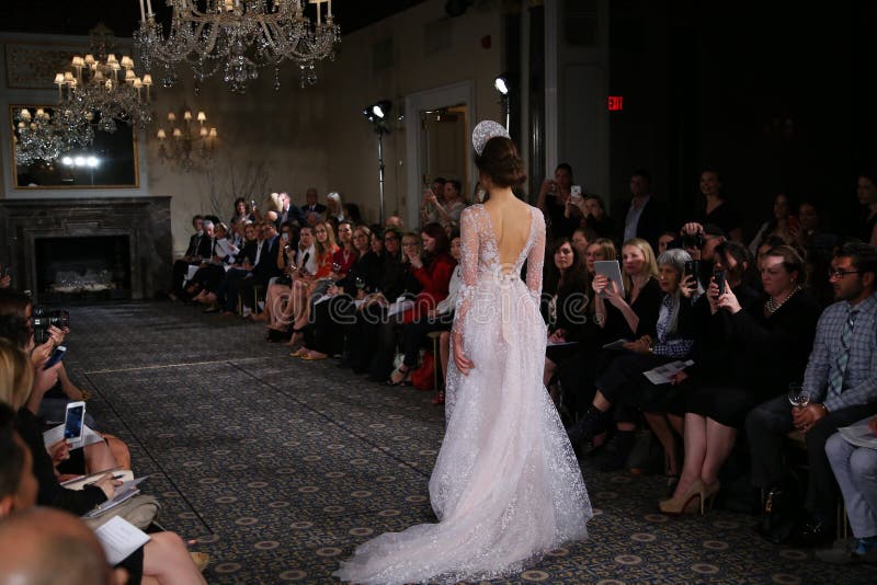 Model chodzi pas startowego przy Mira Zwillinger wiosny 2015 Bridal inkasowym przedstawieniem zdjęcie stock