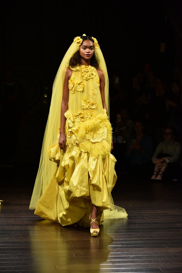 NOWY JORK, NY - PAŹDZIERNIK 7: Model chodzi pas startowego przy Naeem Khan spadku 2017 Bridal inkasowym przedstawieniem na Październiku 7, 2016 w Miasto Nowy Jork