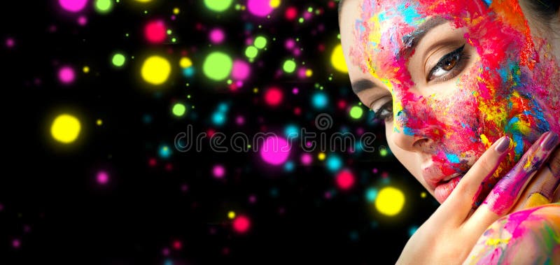 Model de artă de modă pentru o față colorată. portret de frumusețe femeie frumoasă cu pictură melodii abstracte stock photos