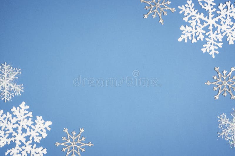 Model de fulg alb pe fond albastru. decor de Crăciun cu spațiu pentru copiere royalty free stock image