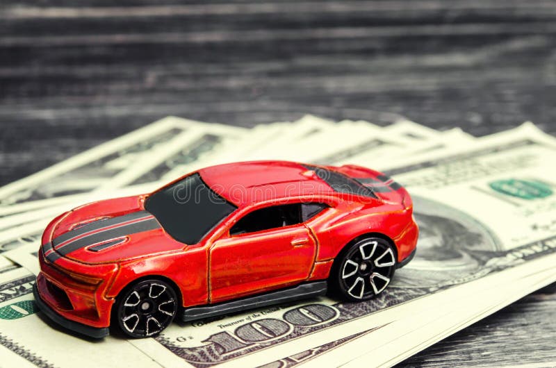 Model en auto met Amerikaanse dollars krediet die, die en of autoverzekering kopen verkopen Concept bedrijfssucces stock afbeeldingen Model en auto met Amerikaanse dollars krediet die, die en of autoverzekering kopen verkopen Concept bedrijfssucces stock afbeeldingen