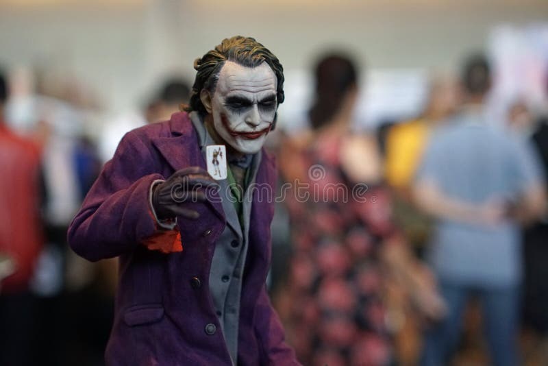 Model Joker Karakter Batman the Dark Knight from Dc Films Hand Holding Play  Card. Redactionele Foto - Image of verzamelaar, kaart: 206580206