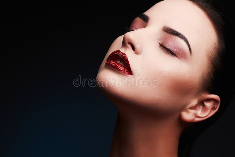Model kvinna för skönhet Härlig ursnygg glamourdam Portrait sexiga kanter Röd kantmakeup för skönhet royaltyfri bild
