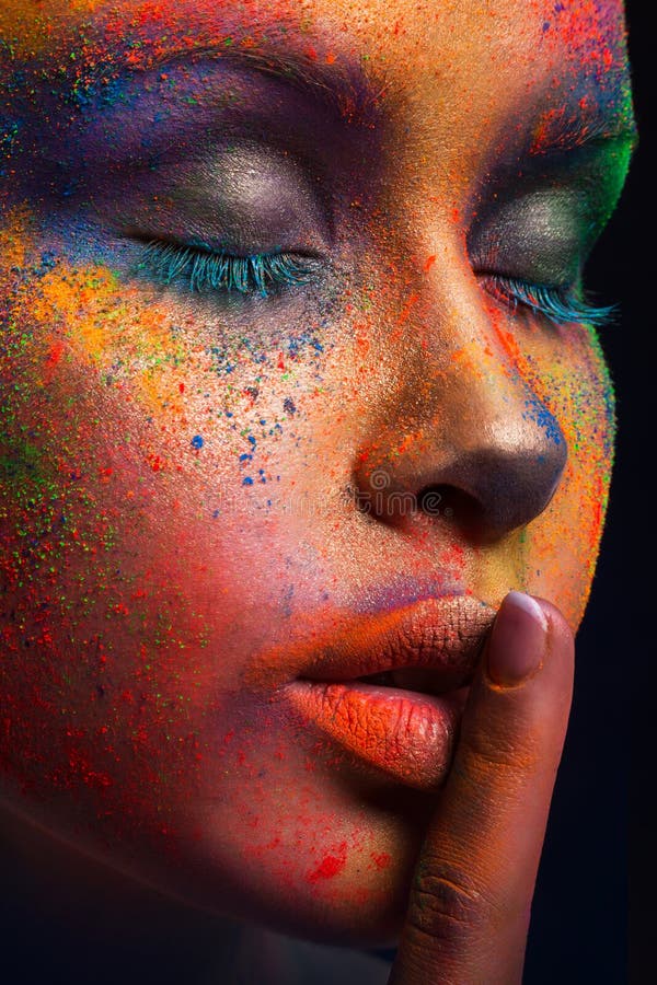 Model met kunstsamenstelling het stellen op donkere achtergrond royalty-vrije stock foto Model met kunstsamenstelling het stellen op donkere achtergrond royalty-vrije stock foto