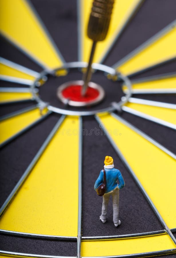 Model minimensengangen naar het doel op dartboard royalty-vrije stock afbeelding Model minimensengangen naar het doel op dartboard royalty-vrije stock afbeelding