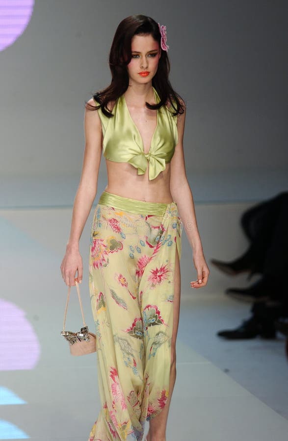Model Nicole Trunfio Walks Runway Fashion Show of Valentino Ready-To ...