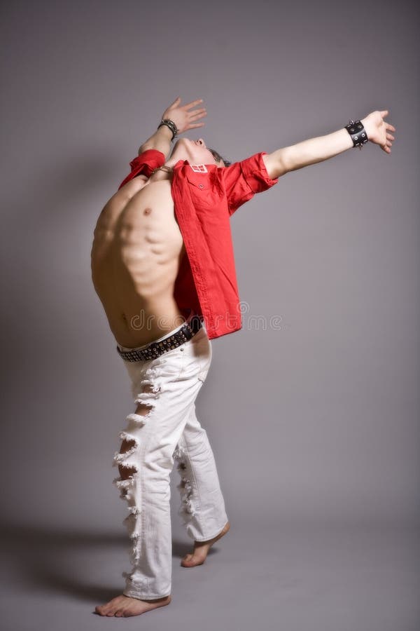 Ung manlig mode modell med atletisk kropp poserar arkivfoto