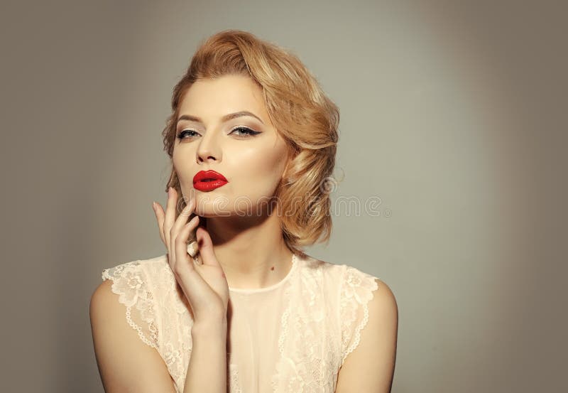 model retro μοντέρνη θέτοντας γυναίκα Ο τρύγος, skincare, κοιτάζει στοκ εικόνες με δικαίωμα ελεύθερης χρήσης model retro μοντέρνη θέτοντας γυναίκα Ο τρύγος, skincare, κοιτάζει στοκ εικόνες με δικαίωμα ελεύθερης χρήσης