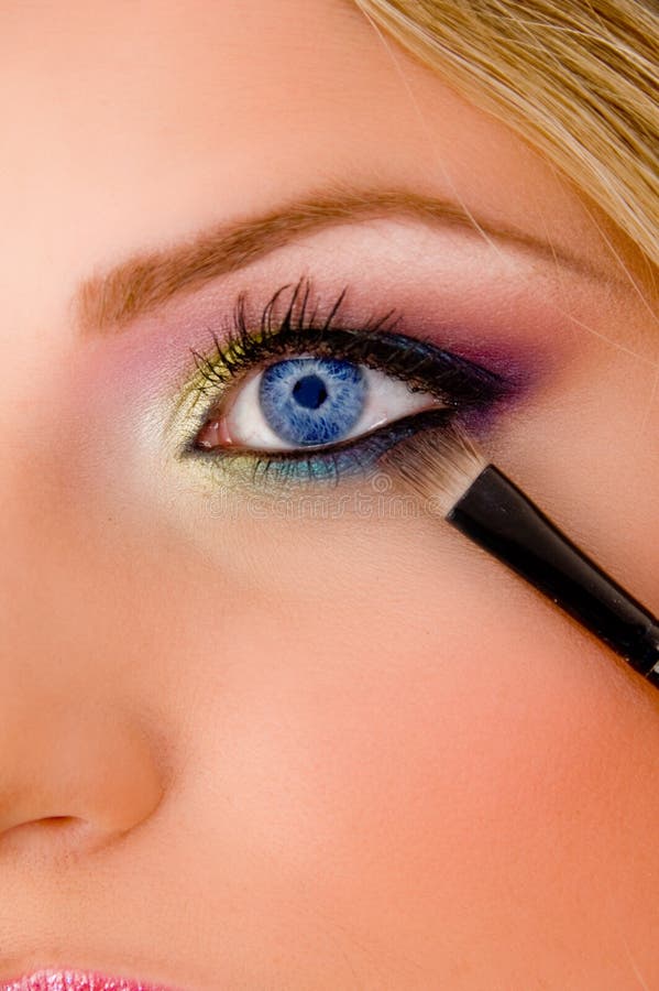 Model sättande siktsbarn för tät eyeliner fotografering för bildbyråer