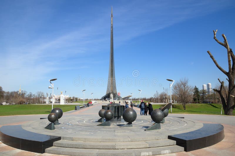 Model układ słoneczny blisko zabytku pogromcy przestrzeń na kosmonauta aleja, Moskwa, Rosja obraz stock Model układ słoneczny blisko zabytku pogromcy przestrzeń na kosmonauta aleja, Moskwa, Rosja obraz stock