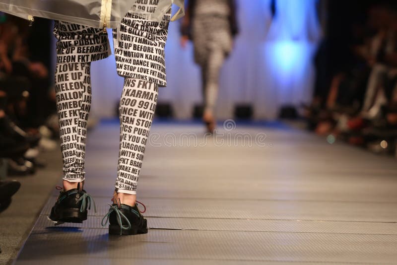 Песня runway walk