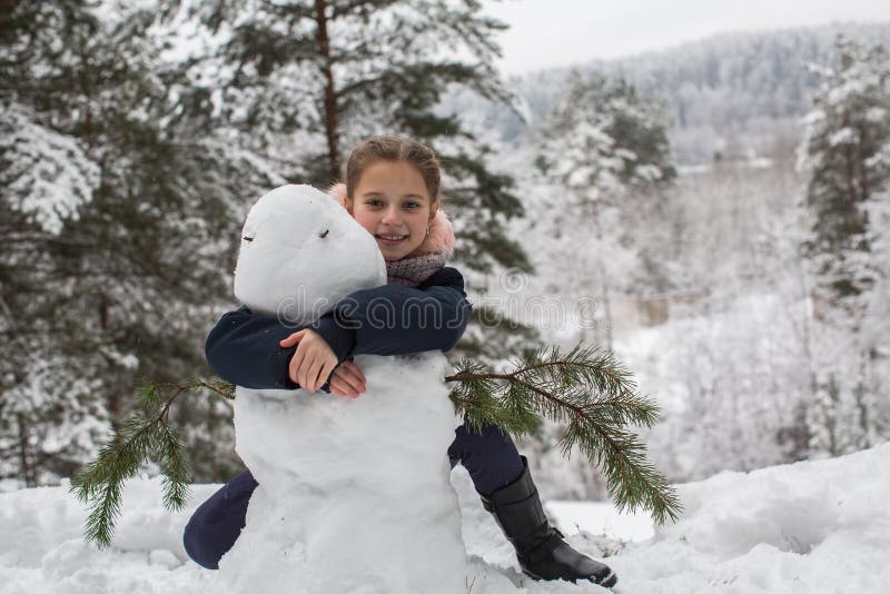 Modelado dinámico del carácter Niño de la muchacha y un muñeco de nieve imagen de archivo libre de regalías Modelado dinámico del carácter Niño de la muchacha y un muñeco de nieve imagen de archivo libre de regalías