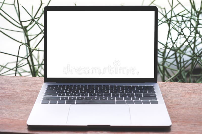 Modelbeeld van laptop met het lege witte scherm op uitstekende houten lijst met groene installatie royalty-vrije stock foto's Modelbeeld van laptop met het lege witte scherm op uitstekende houten lijst met groene installatie royalty-vrije stock foto's