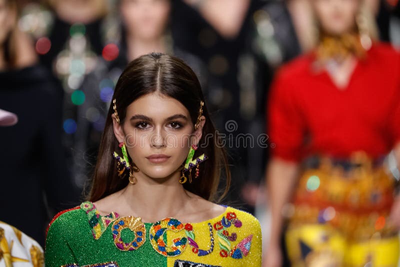 Modele chodzą pasa startowego finał przy Versace przedstawieniem podczas Mediolańskiej moda tygodnia wiosny, lata/2018 fotografia royalty free