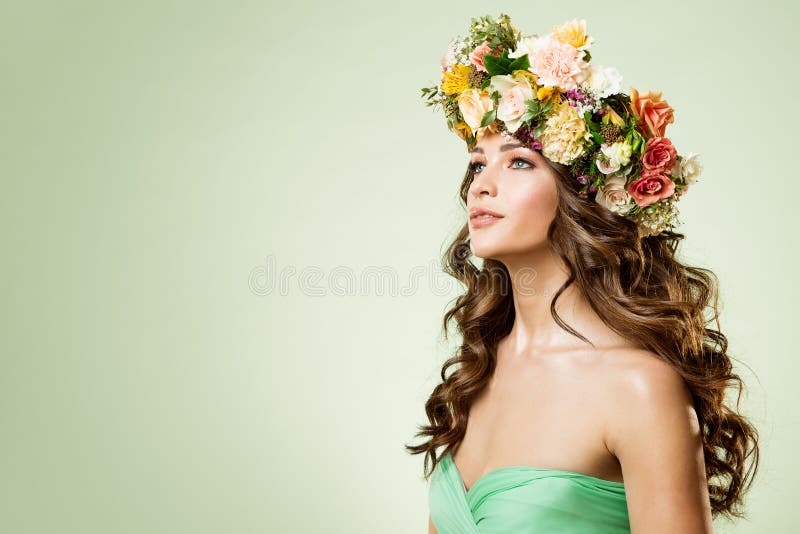 Modele de modă flori au fost portret frumos femeie machiaj coafură stil cu trandafiri frumoasă floare fată în păr stock photography