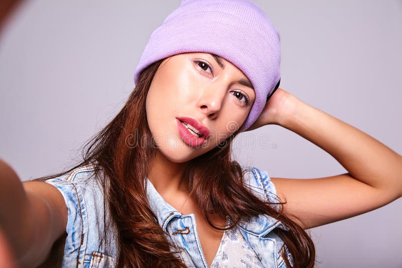 Modele en ropa casual del verano sin maquillaje en estudio fotos de archivo libres de regalías Modele en ropa casual del verano sin maquillaje en estudio fotos de archivo libres de regalías