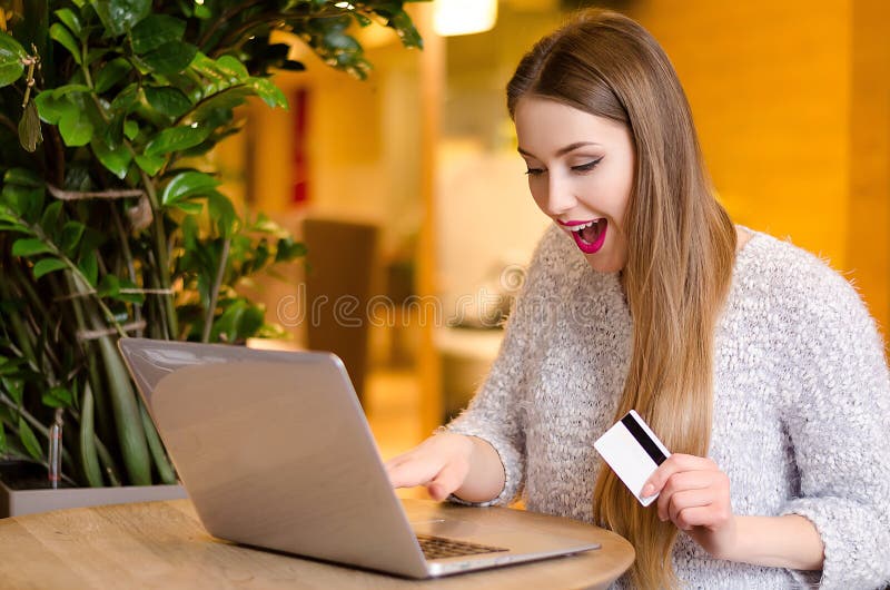 Modelez avec de longs cheveux blonds et rouge à lèvres rose lumineux dans le chandail blanc se reposant sur une chaise dans un ca image libre de droits Modelez avec de longs cheveux blonds et rouge à lèvres rose lumineux dans le chandail blanc se reposant sur une chaise dans un ca image libre de droits