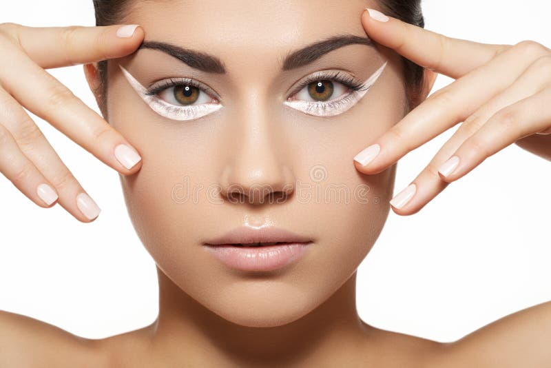 Modelez avec la peau propre, le renivellement de mode et la manucure image libre de droits Modelez avec la peau propre, le renivellement de mode et la manucure image libre de droits