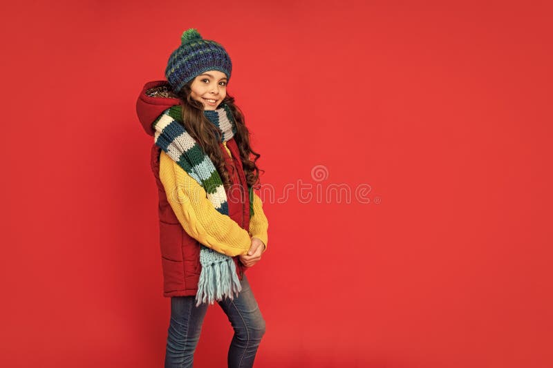 Modelka kobieca. nastolatka w szaliku. dziecko ubrane w ciepłe ubrania. ekspresowe pozytywne emocje. fotografia stock